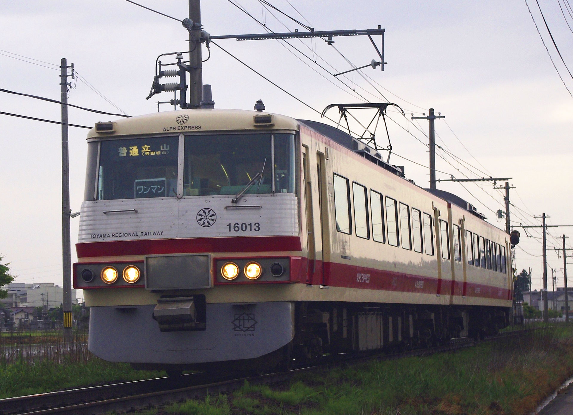 富山地方鉄道を走る旧レッドアロー5000系